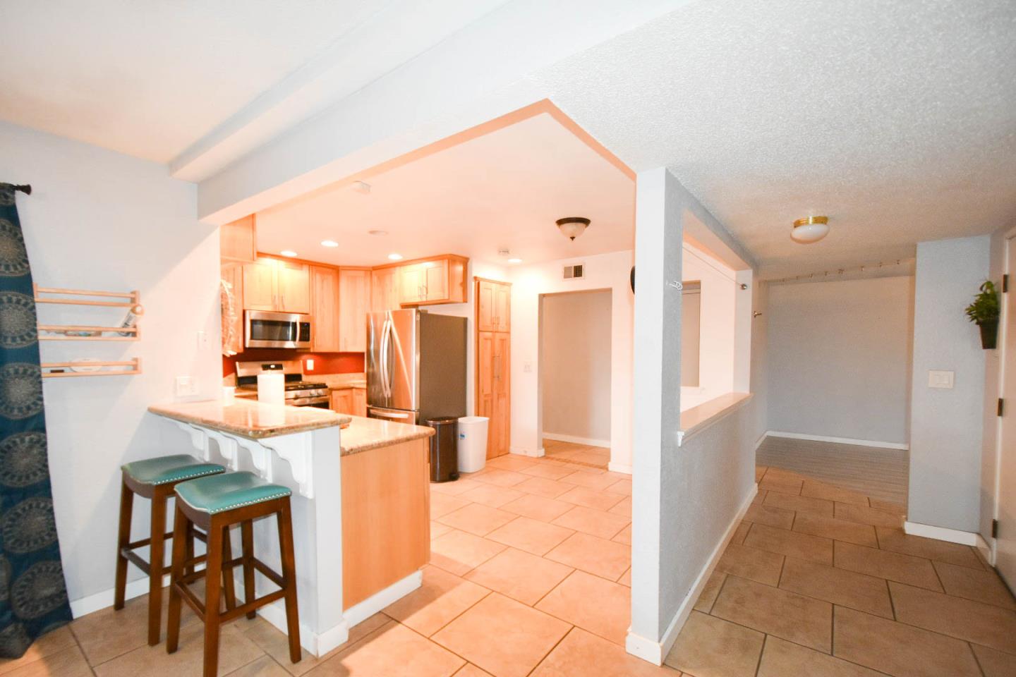 Detail Gallery Image 5 of 14 For 4940 Dingman Cir, Sacramento,  CA 95823 - 3 Beds | 2 Baths