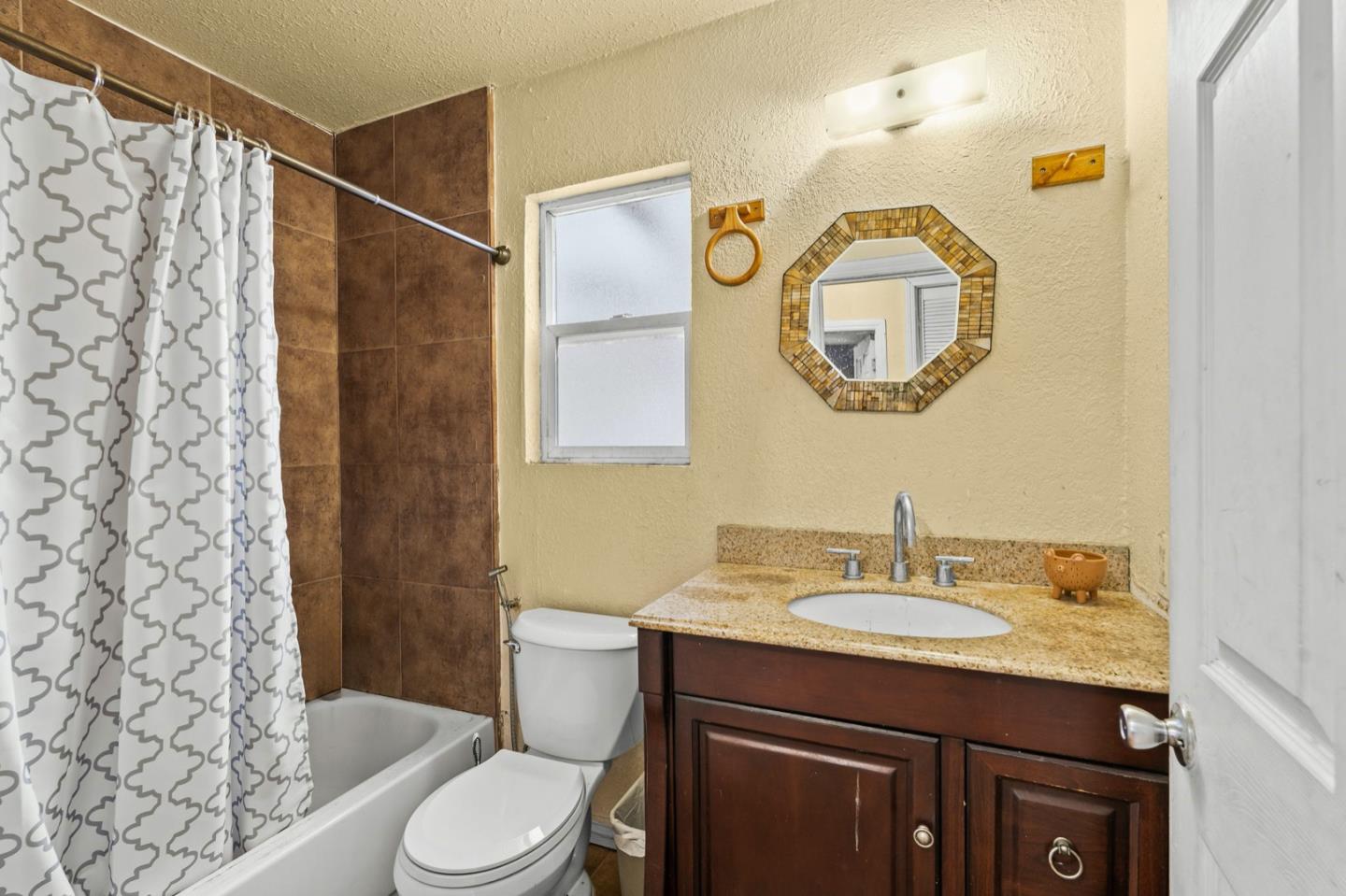 Detail Gallery Image 17 of 24 For 10 Cascade Ct, San Mateo,  CA 94401 - 4 Beds | 2 Baths