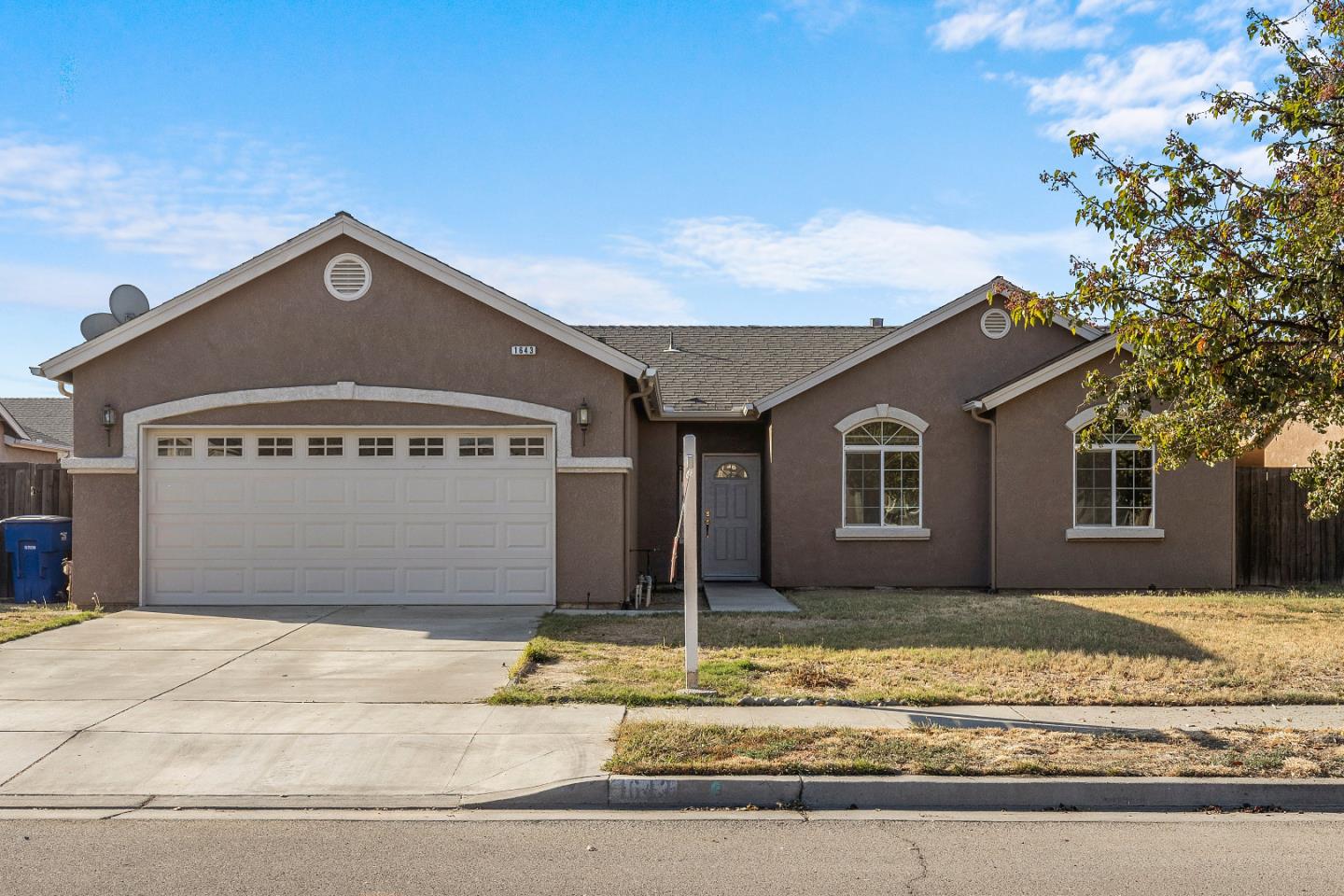 Detail Gallery Image 1 of 1 For 1643 Redbud St, Lemoore,  CA 93245 - 3 Beds | 2 Baths