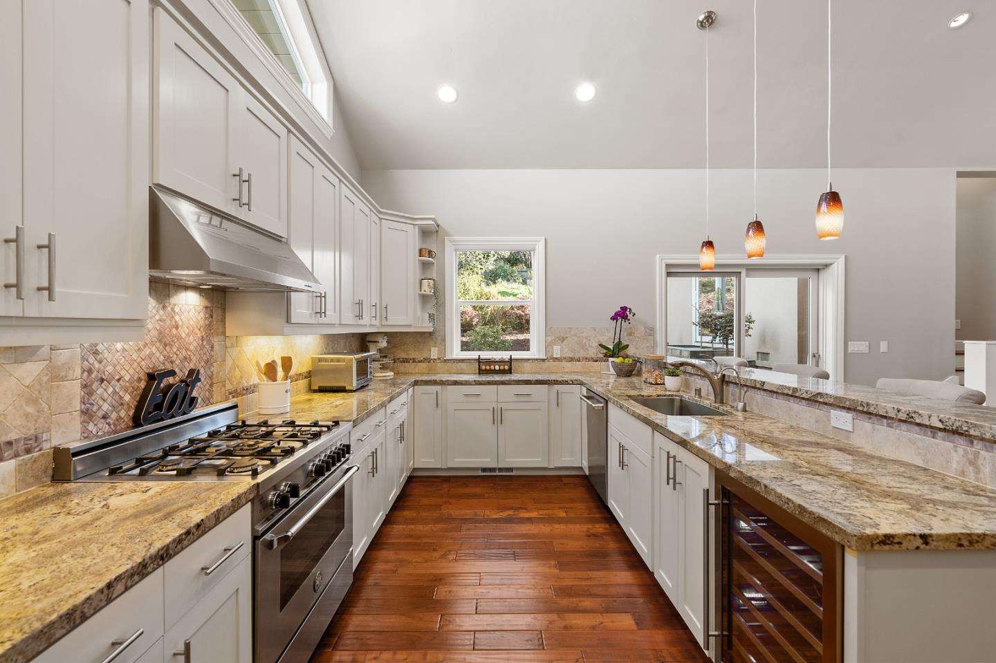 Detail Gallery Image 13 of 31 For 1519 James Ave, Redwood City,  CA 94062 - 4 Beds | 2 Baths