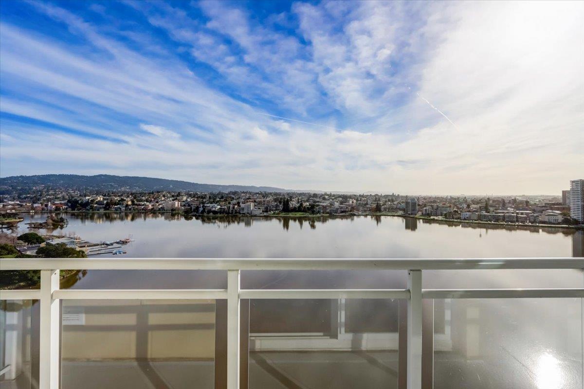 Detail Gallery Image 1 of 34 For 1 Lakeside Dr #1606,  Oakland,  CA 94612 - 1 Beds | 1 Baths