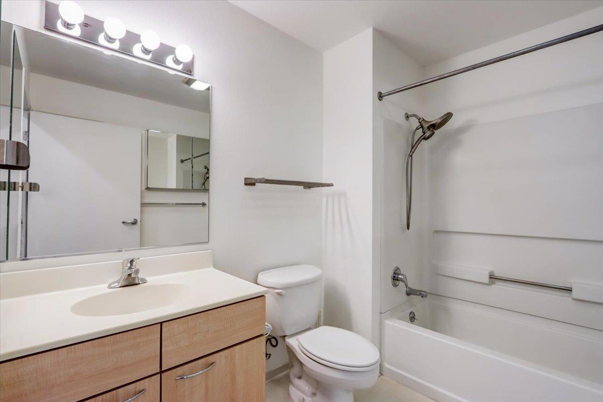 Detail Gallery Image 18 of 34 For 1 Lakeside Dr #1606,  Oakland,  CA 94612 - 1 Beds | 1 Baths