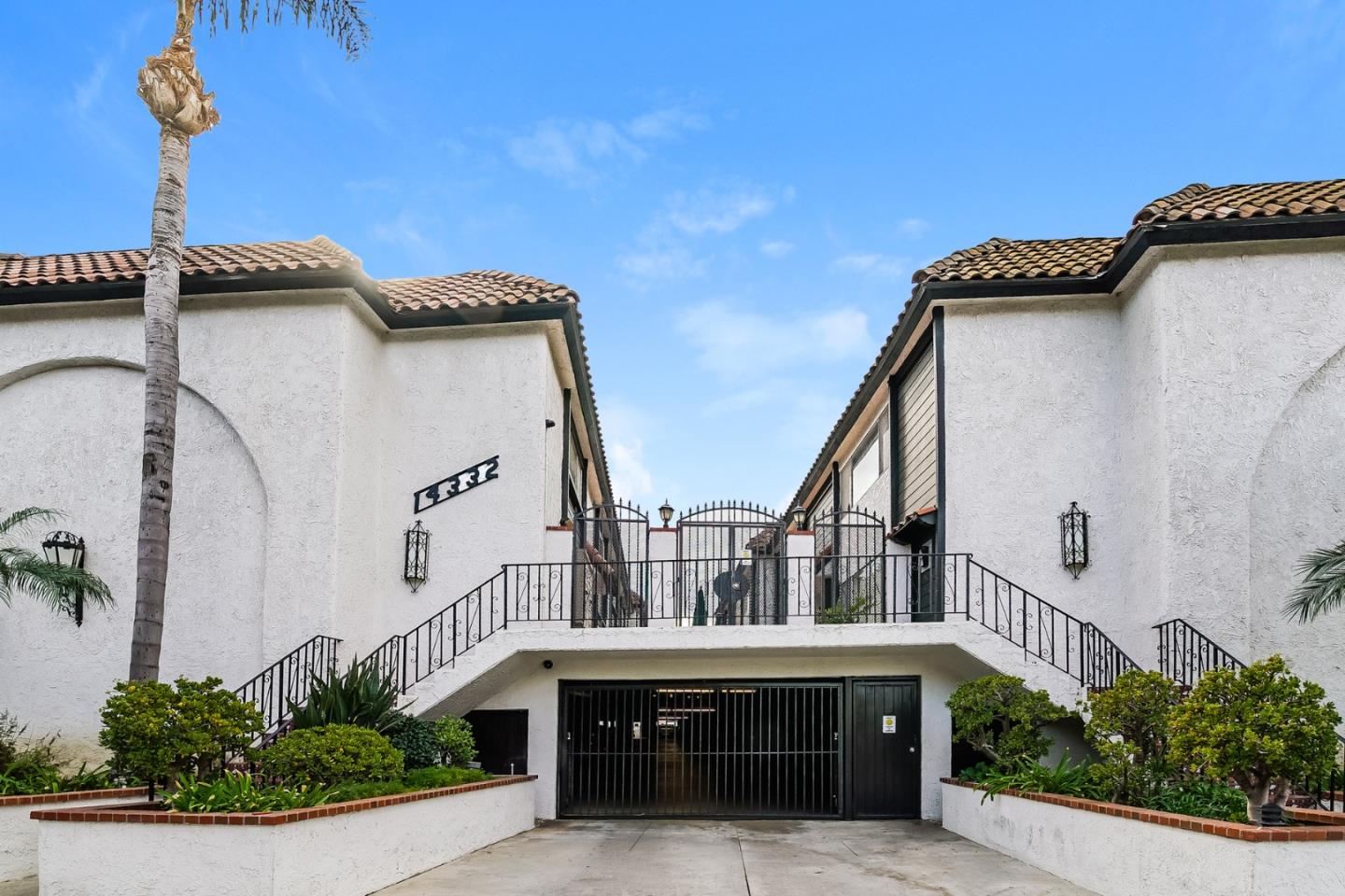 Detail Gallery Image 2 of 25 For 14332 Dickens St #3,  Sherman Oaks,  CA 91423 - 2 Beds | 2/1 Baths