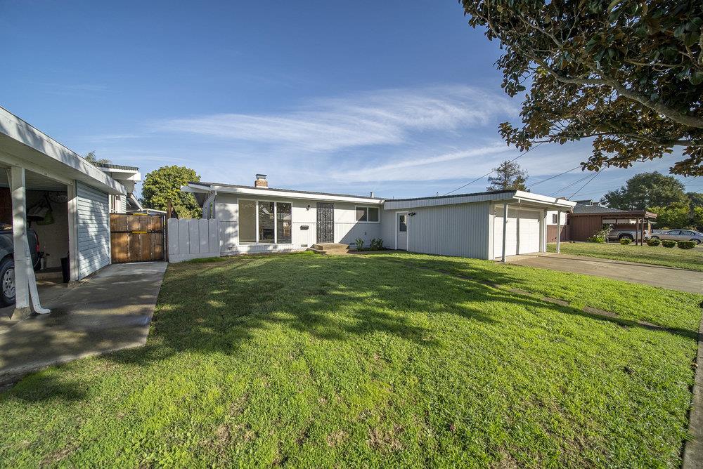 Photo of 640 Walnut Ln in Hollister, CA