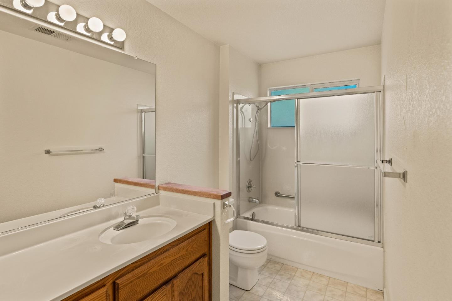 Detail Gallery Image 15 of 22 For 925 New Salem Dr, Salinas,  CA 93906 - 3 Beds | 2 Baths