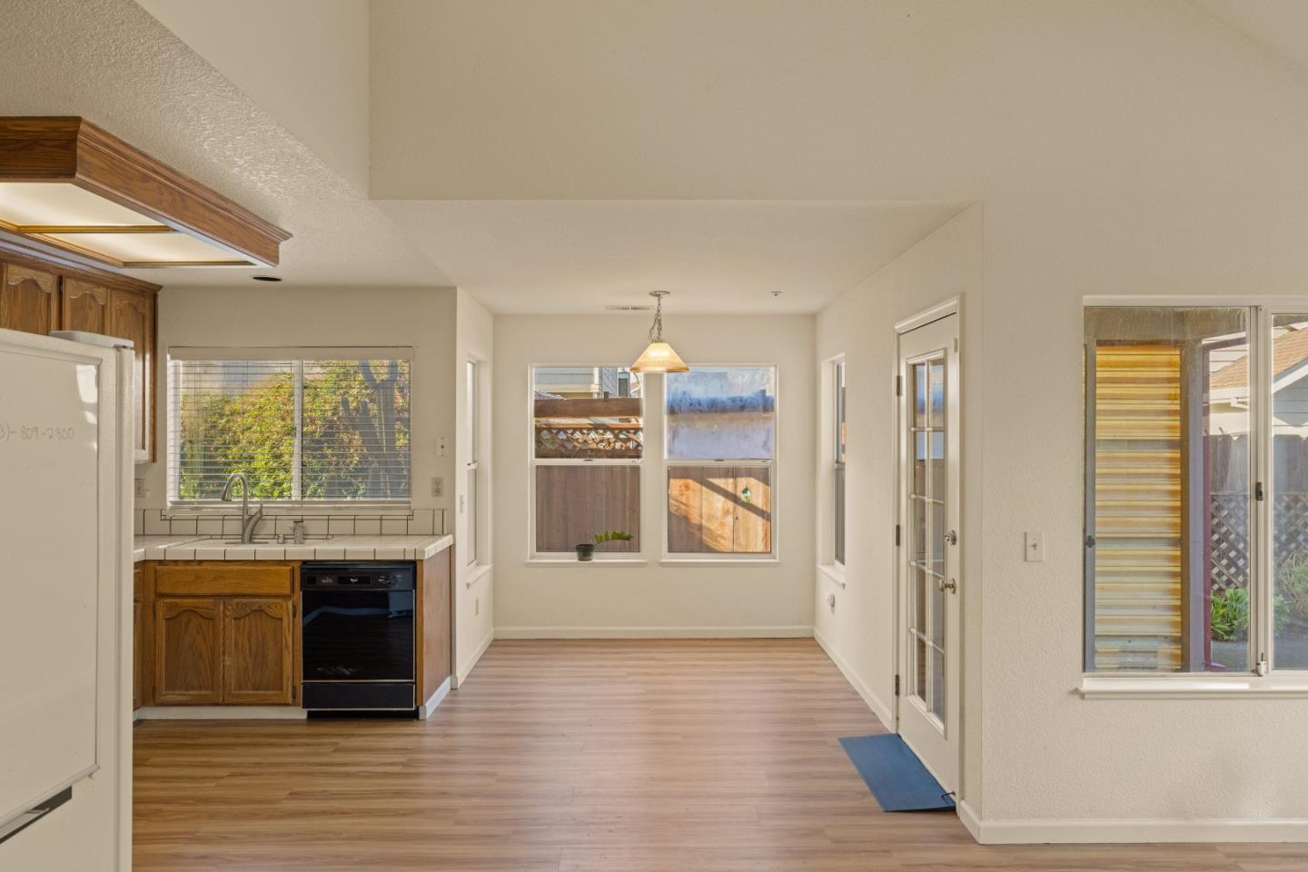 Detail Gallery Image 8 of 22 For 925 New Salem Dr, Salinas,  CA 93906 - 3 Beds | 2 Baths