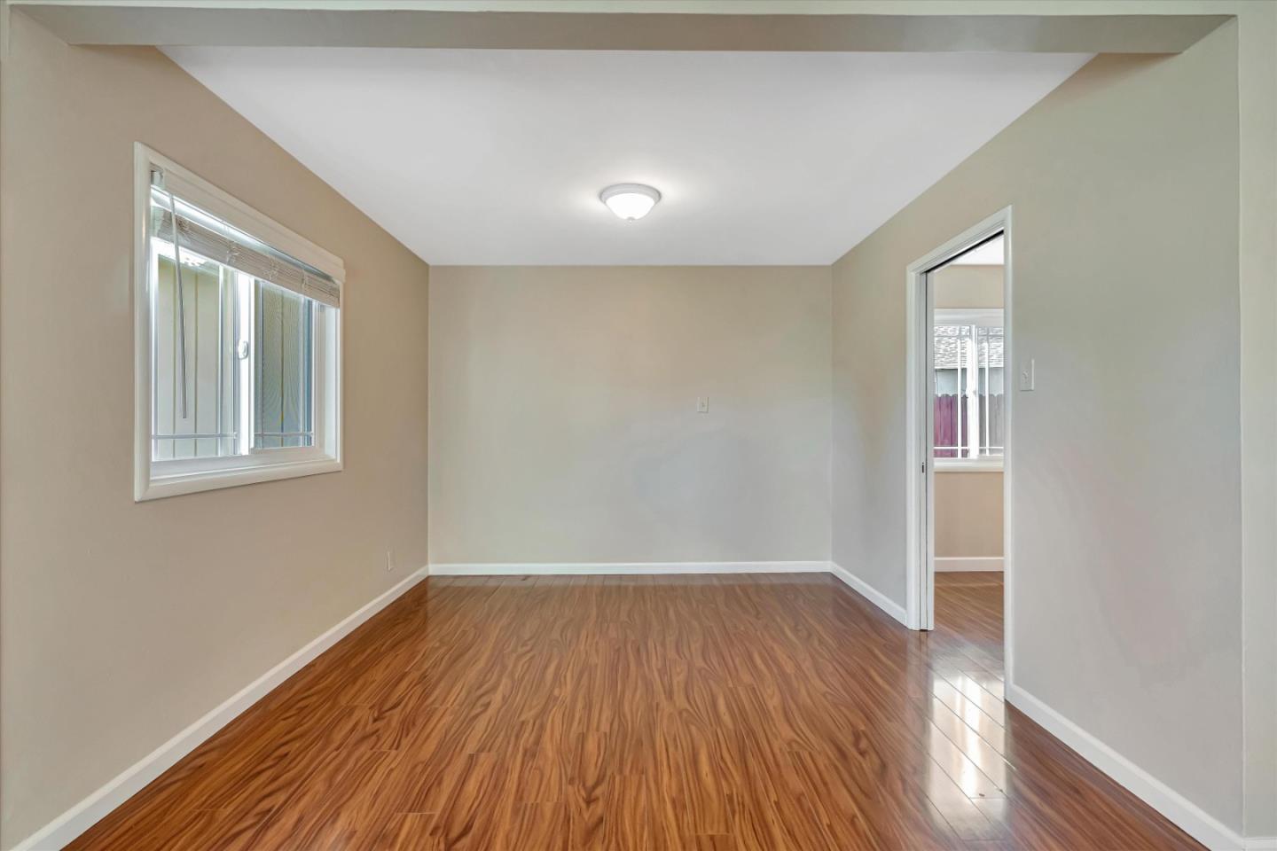 Detail Gallery Image 10 of 40 For 400 Cornish Way, Belmont,  CA 94002 - 3 Beds | 1 Baths