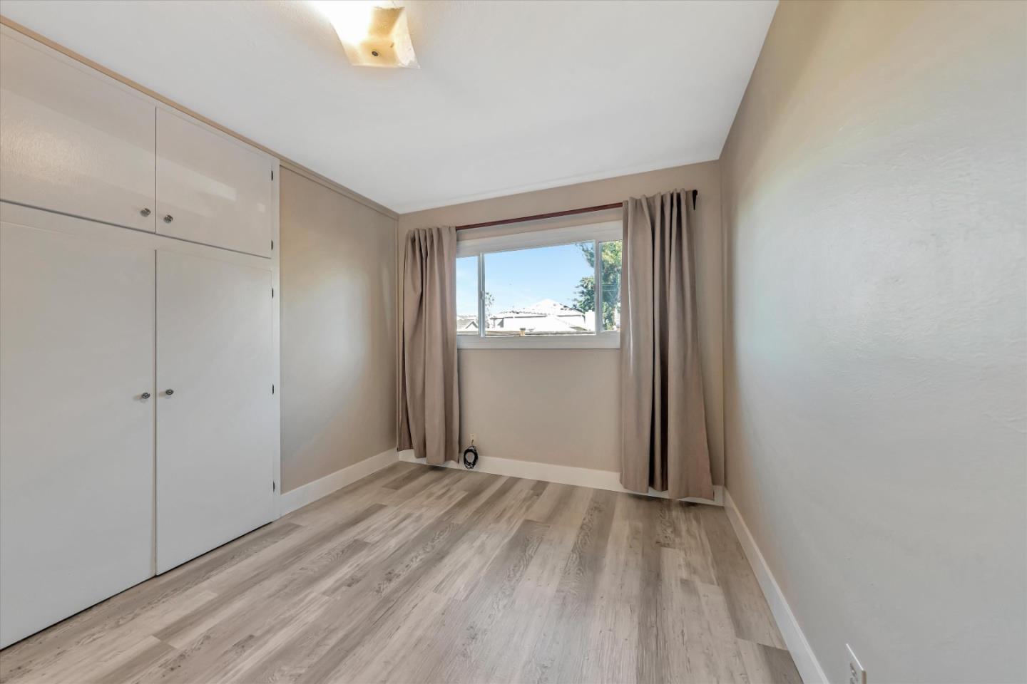 Detail Gallery Image 16 of 40 For 400 Cornish Way, Belmont,  CA 94002 - 3 Beds | 1 Baths