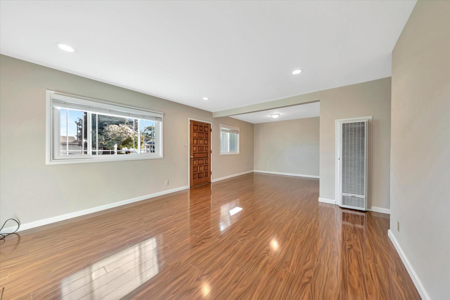 Detail Gallery Image 7 of 40 For 400 Cornish Way, Belmont,  CA 94002 - 3 Beds | 1 Baths