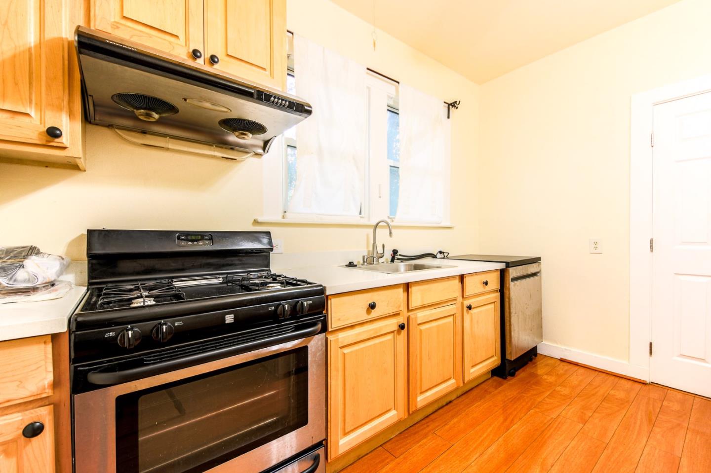 Detail Gallery Image 5 of 19 For 1347 Alma St, Palo Alto,  CA 94301 - 3 Beds | 2 Baths