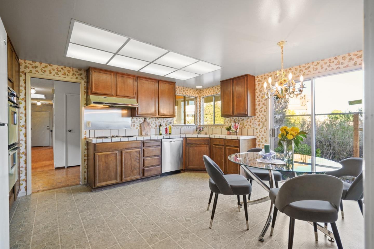 Detail Gallery Image 4 of 20 For 11 Parkridge Ct, Belmont,  CA 94002 - 3 Beds | 2 Baths