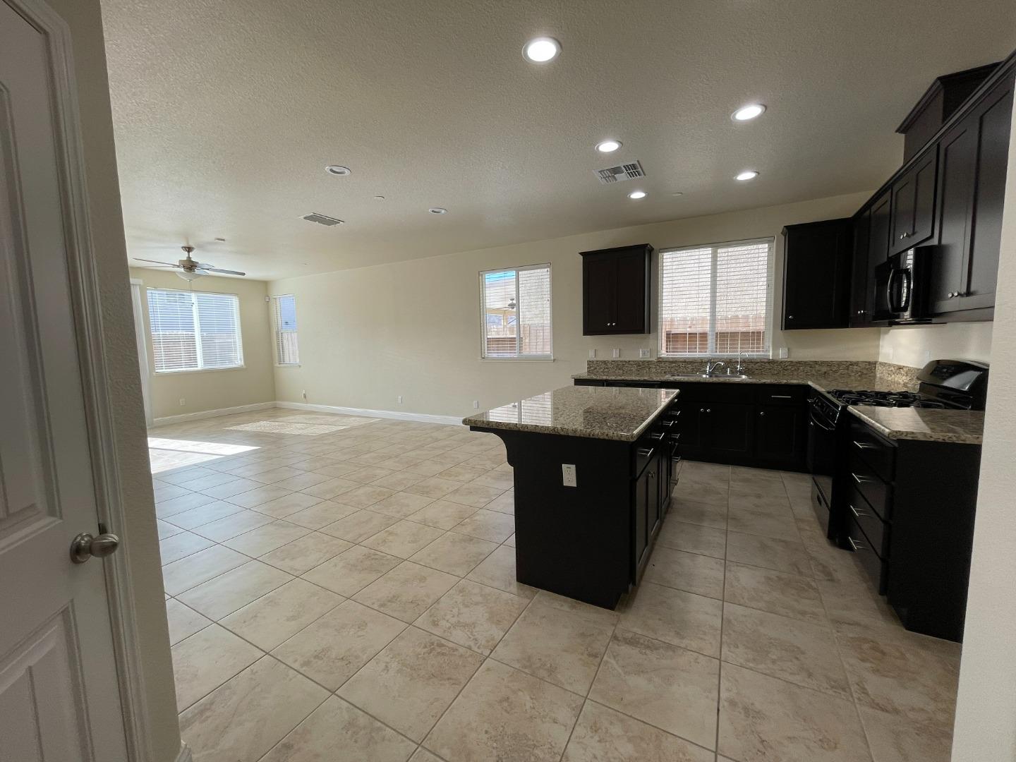 Detail Gallery Image 4 of 25 For 631 Pinelli Dr, Los Banos,  CA 93635 - 4 Beds | 3 Baths