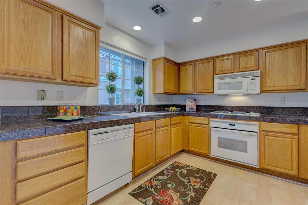 Detail Gallery Image 6 of 23 For 207 Moresby Ln, Redwood City,  CA 94063 - 3 Beds | 2/1 Baths