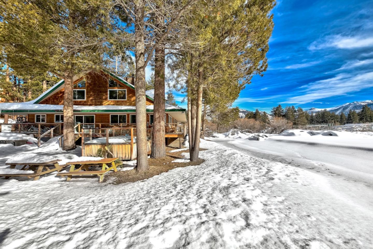 Detail Gallery Image 11 of 48 For 2861 Oakland Ave, South Lake Tahoe,  CA 96150 - 7 Beds | 4 Baths