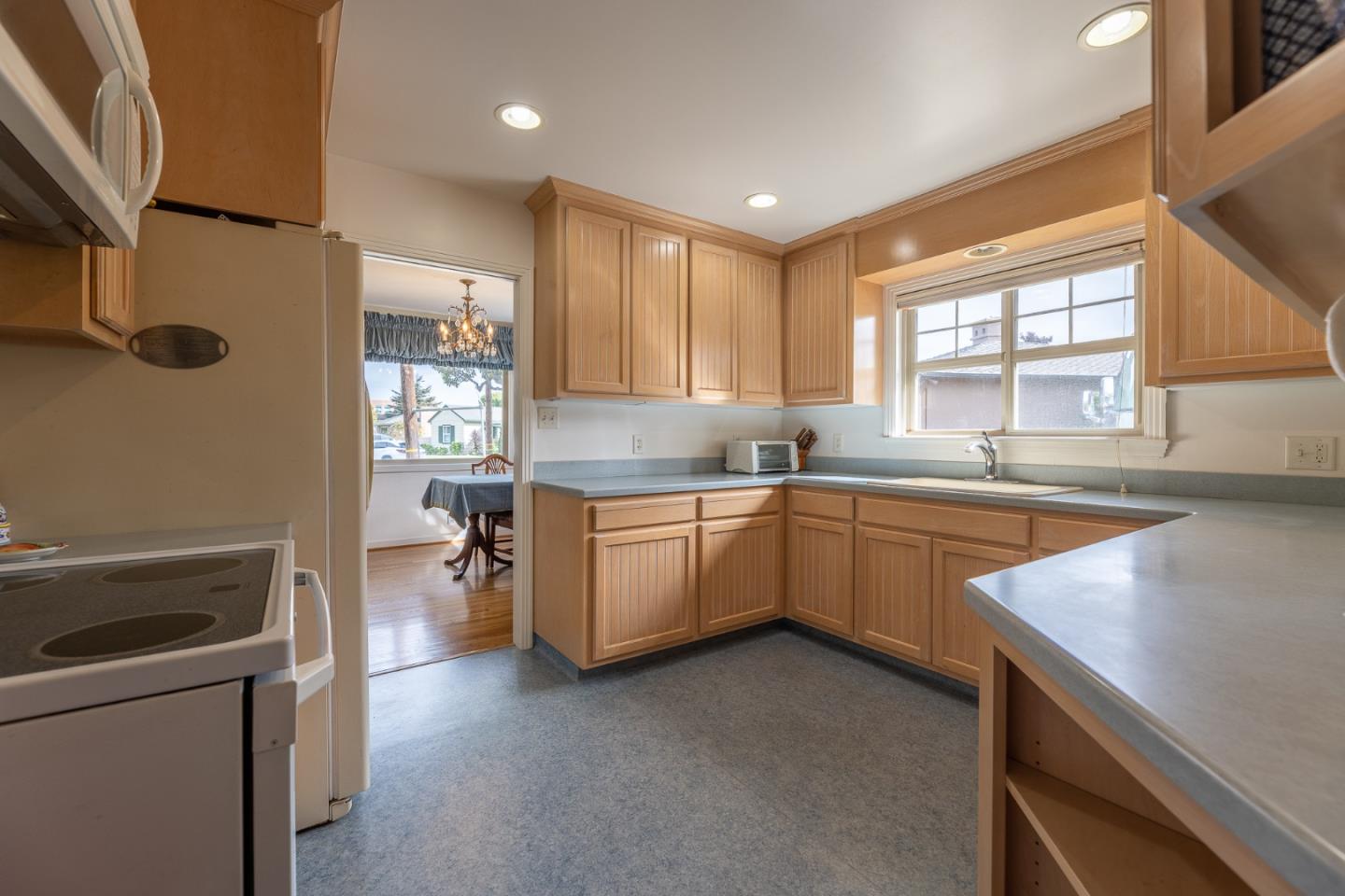 Detail Gallery Image 8 of 13 For 194 Riker Ter, Salinas,  CA 93901 - 3 Beds | 2 Baths