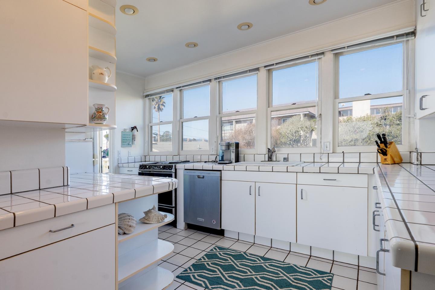Detail Gallery Image 17 of 24 For 1703 E Cliff Dr, Santa Cruz,  CA 95062 - 9 Beds | 5 Baths