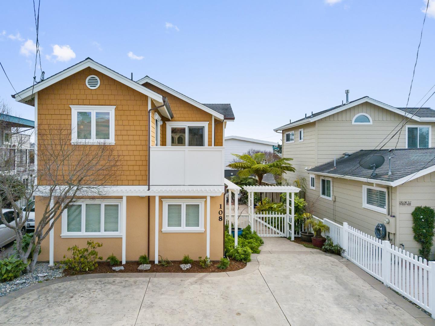 Detail Gallery Image 1 of 1 For 108 Loma Pl, Aptos,  CA 95003 - 2 Beds | 2 Baths