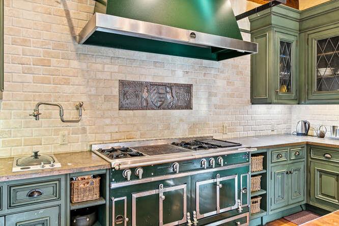 Detail Gallery Image 21 of 67 For 446 El Arroyo Rd, Hillsborough,  CA 94010 - 6 Beds | 7/1 Baths
