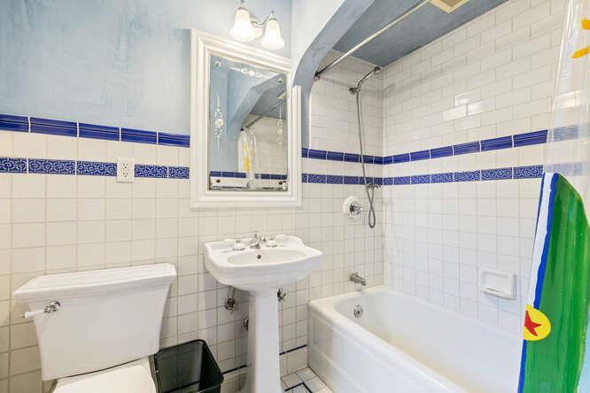 Detail Gallery Image 31 of 67 For 446 El Arroyo Rd, Hillsborough,  CA 94010 - 6 Beds | 7/1 Baths