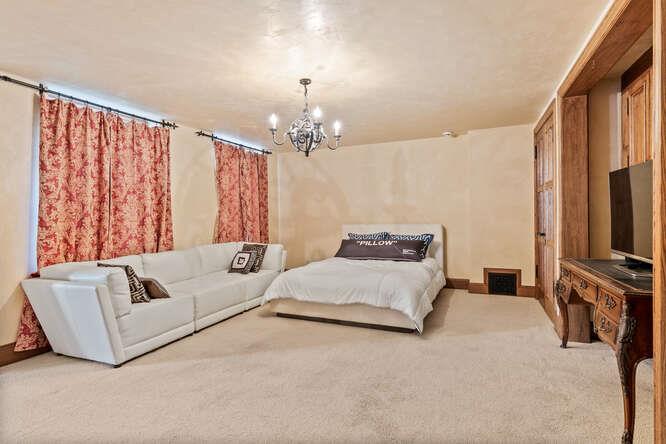 Detail Gallery Image 42 of 67 For 446 El Arroyo Rd, Hillsborough,  CA 94010 - 6 Beds | 7/1 Baths