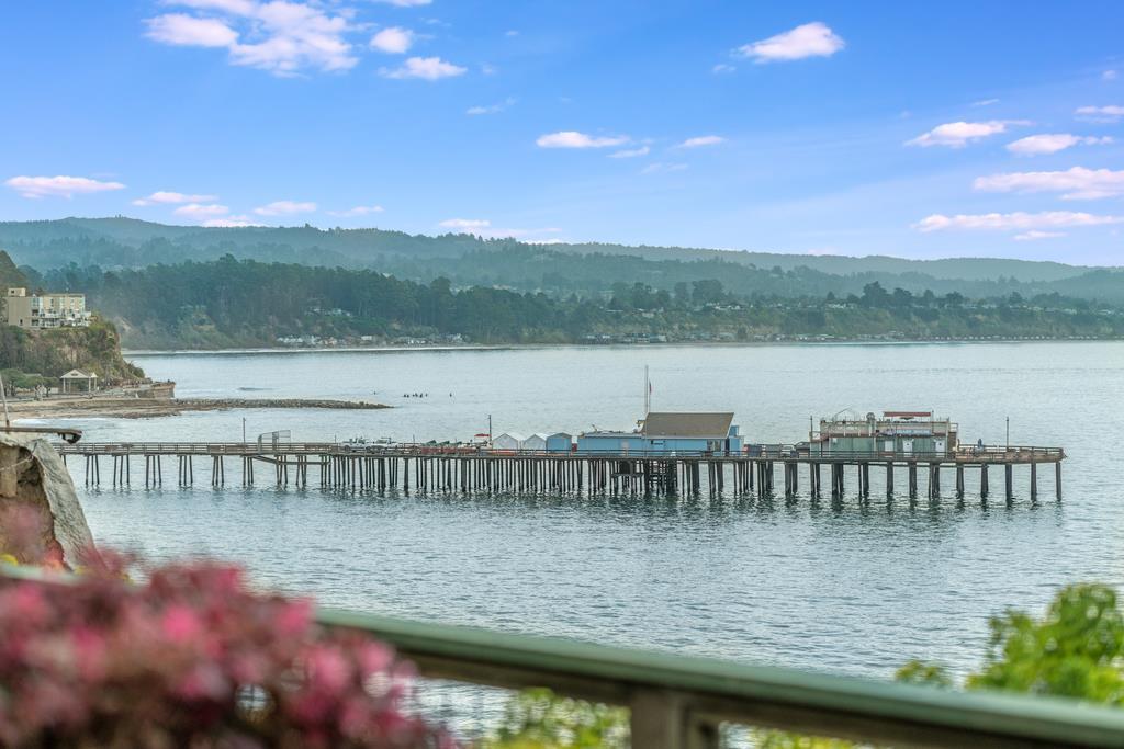 Detail Gallery Image 1 of 39 For 4820 Opal Cliff Drive #102,  Capitola,  CA 95010 - 2 Beds | 1 Baths