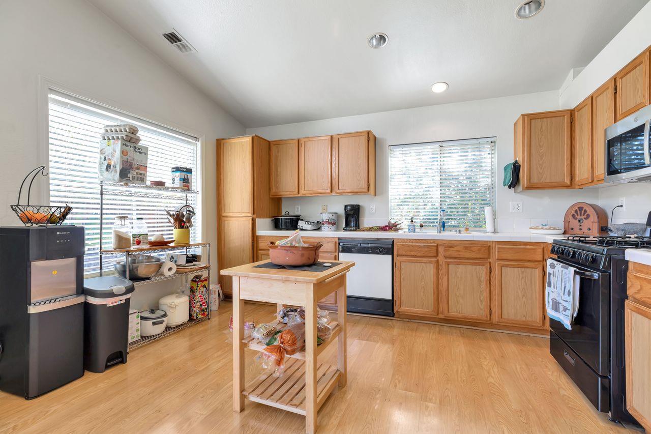 Detail Gallery Image 10 of 44 For 971 Capitola Dr, Hollister,  CA 95023 - 3 Beds | 2 Baths