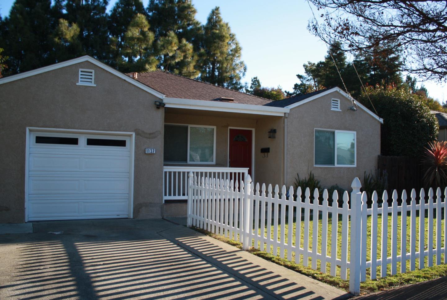 Detail Gallery Image 1 of 1 For 1137 Adams St, Redwood City,  CA 94061 - 3 Beds | 2/1 Baths