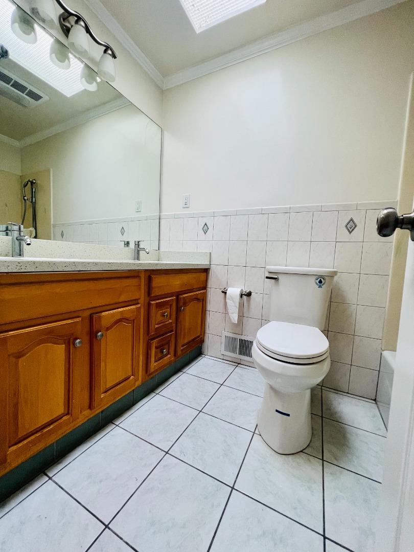 Detail Gallery Image 9 of 15 For 77 Mira Vista Ct, Daly City,  CA 94014 - 5 Beds | 3 Baths