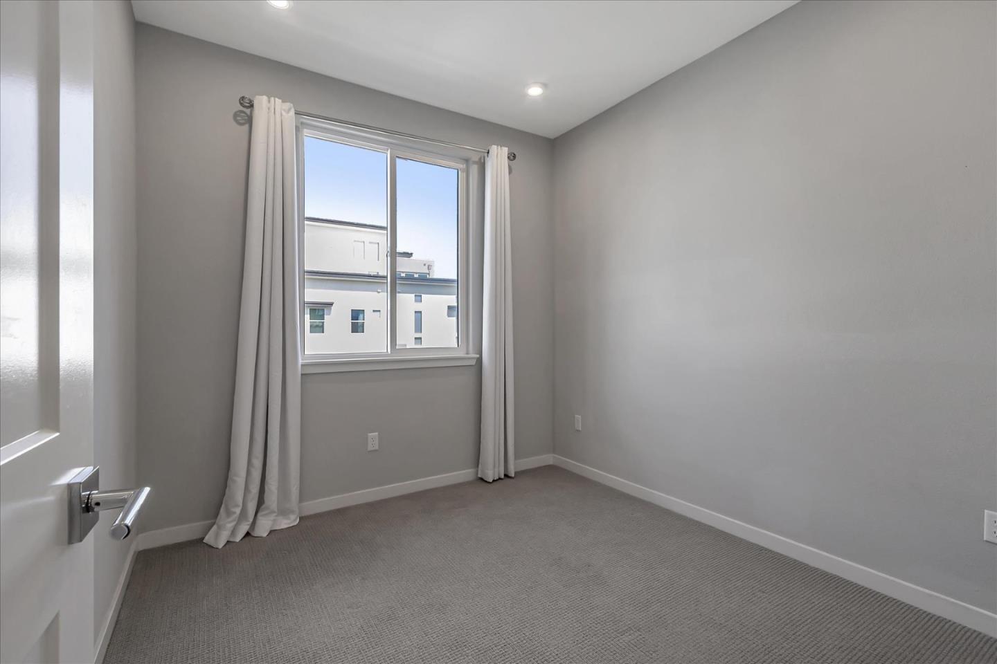 Detail Gallery Image 17 of 39 For 3303 Kifer Rd 103a,  Santa Clara,  CA 95051 - 4 Beds | 3/1 Baths