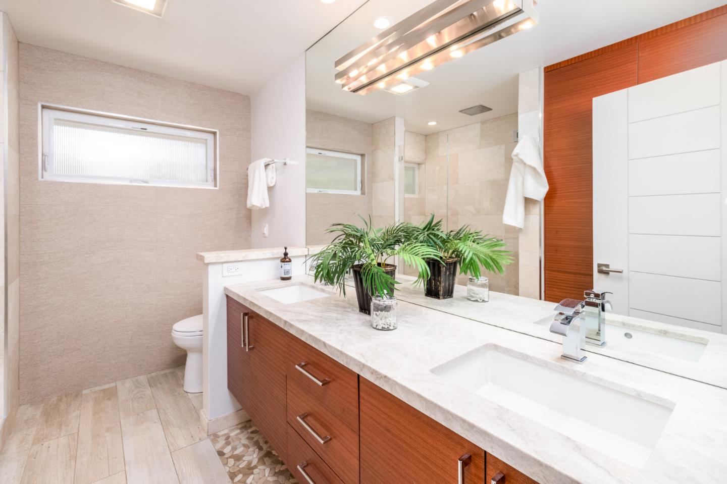 Detail Gallery Image 21 of 35 For 1690 Edgewood Dr, Palo Alto,  CA 94303 - 5 Beds | 3 Baths