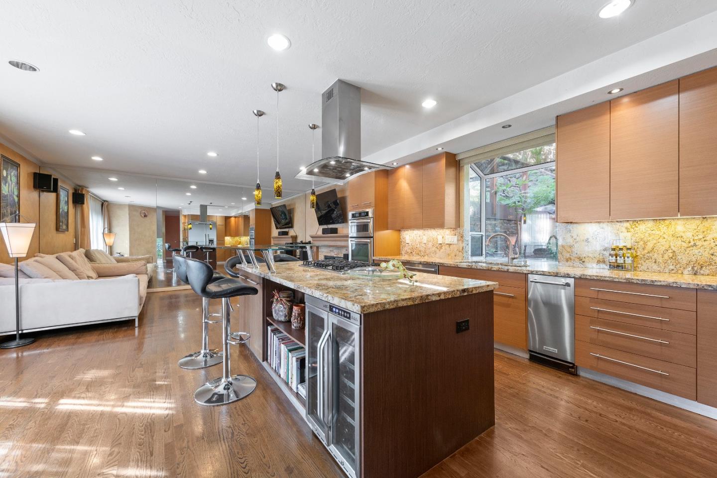 Detail Gallery Image 5 of 26 For 628 Lakeview Way, Redwood City,  CA 94062 - 4 Beds | 3/1 Baths