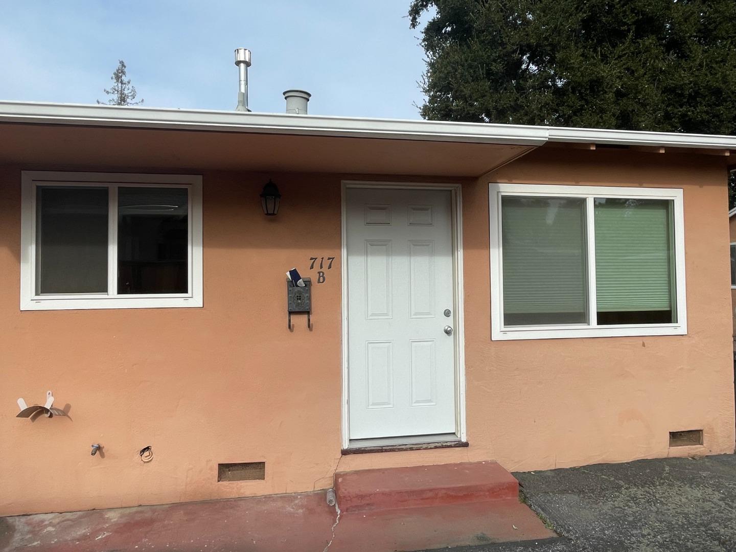 Detail Gallery Image 1 of 10 For 717 Ehrhorn Ave #B,  Mountain View,  CA 94041 - 1 Beds | 1 Baths