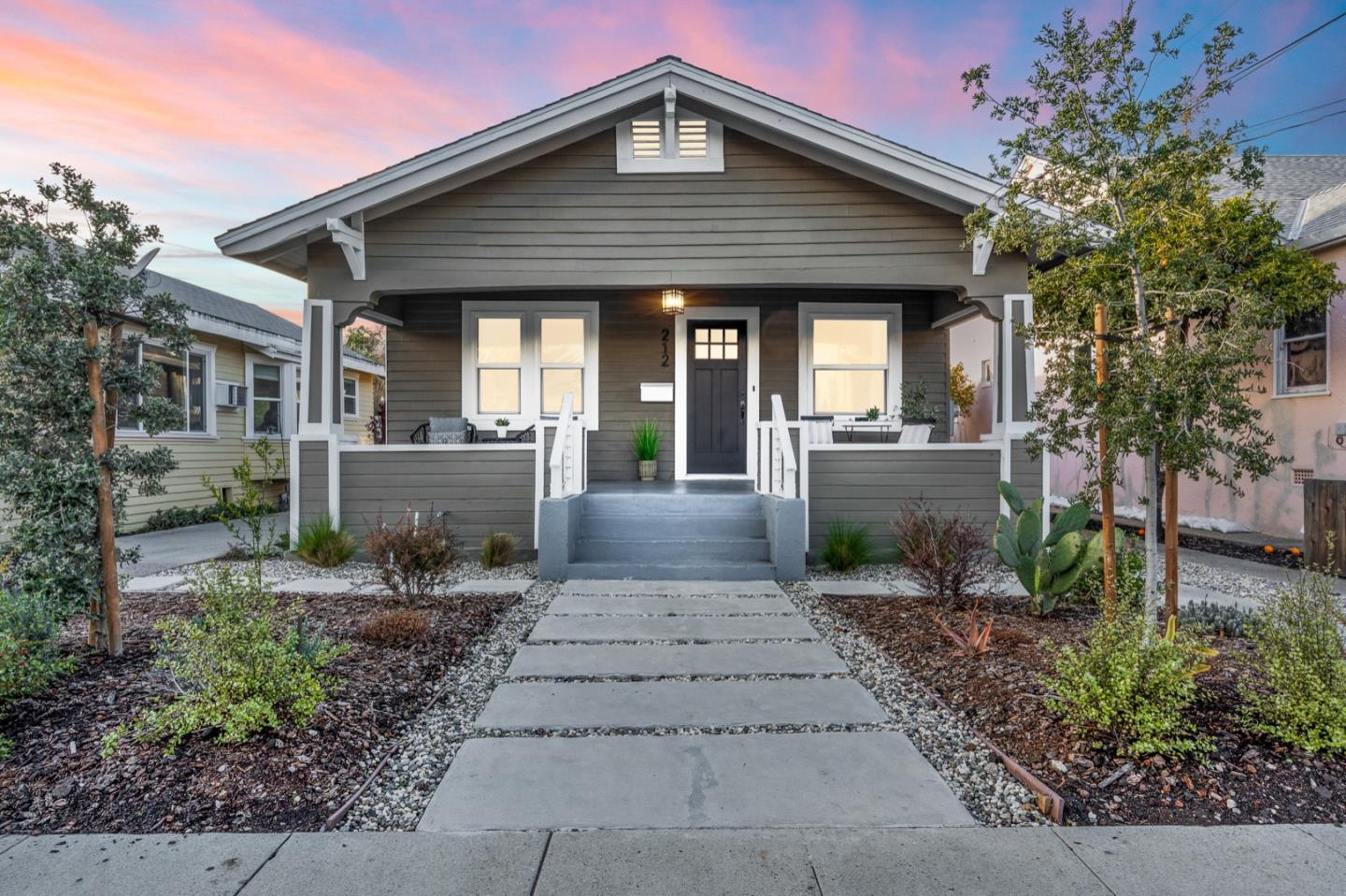 Detail Gallery Image 1 of 22 For 212 Oak Ave, Redwood City,  CA 94061 - 4 Beds | 2 Baths