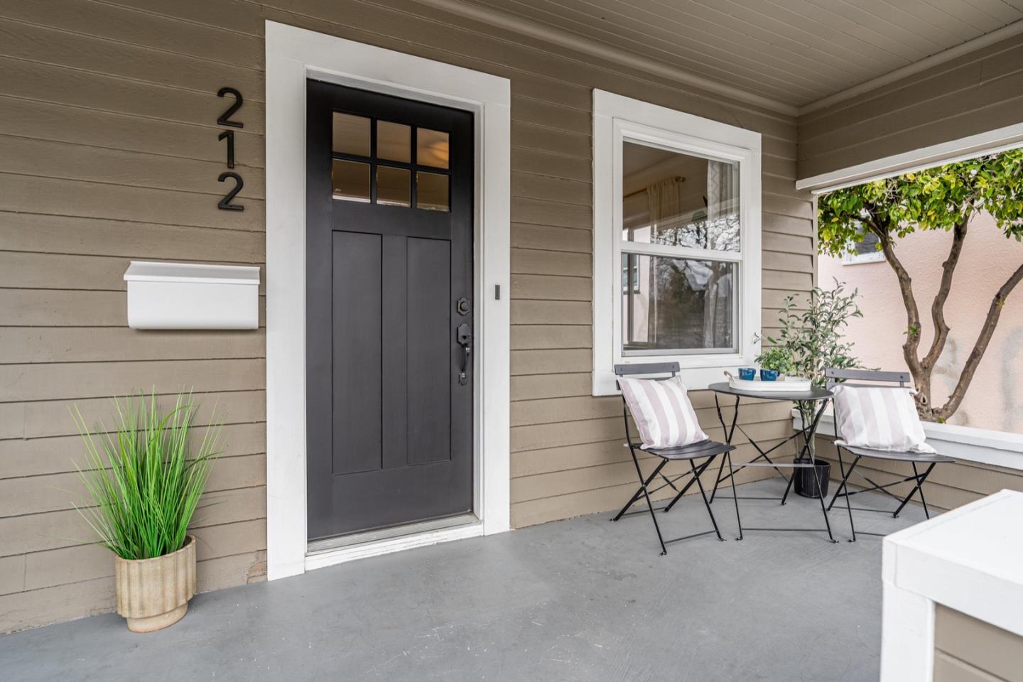 Detail Gallery Image 2 of 22 For 212 Oak Ave, Redwood City,  CA 94061 - 4 Beds | 2 Baths