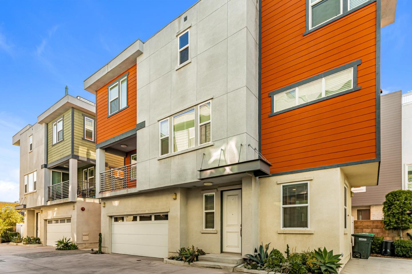 Detail Gallery Image 1 of 25 For 2070 Maple Ave #E,  Costa Mesa,  CA 92627 - 3 Beds | 2/2 Baths