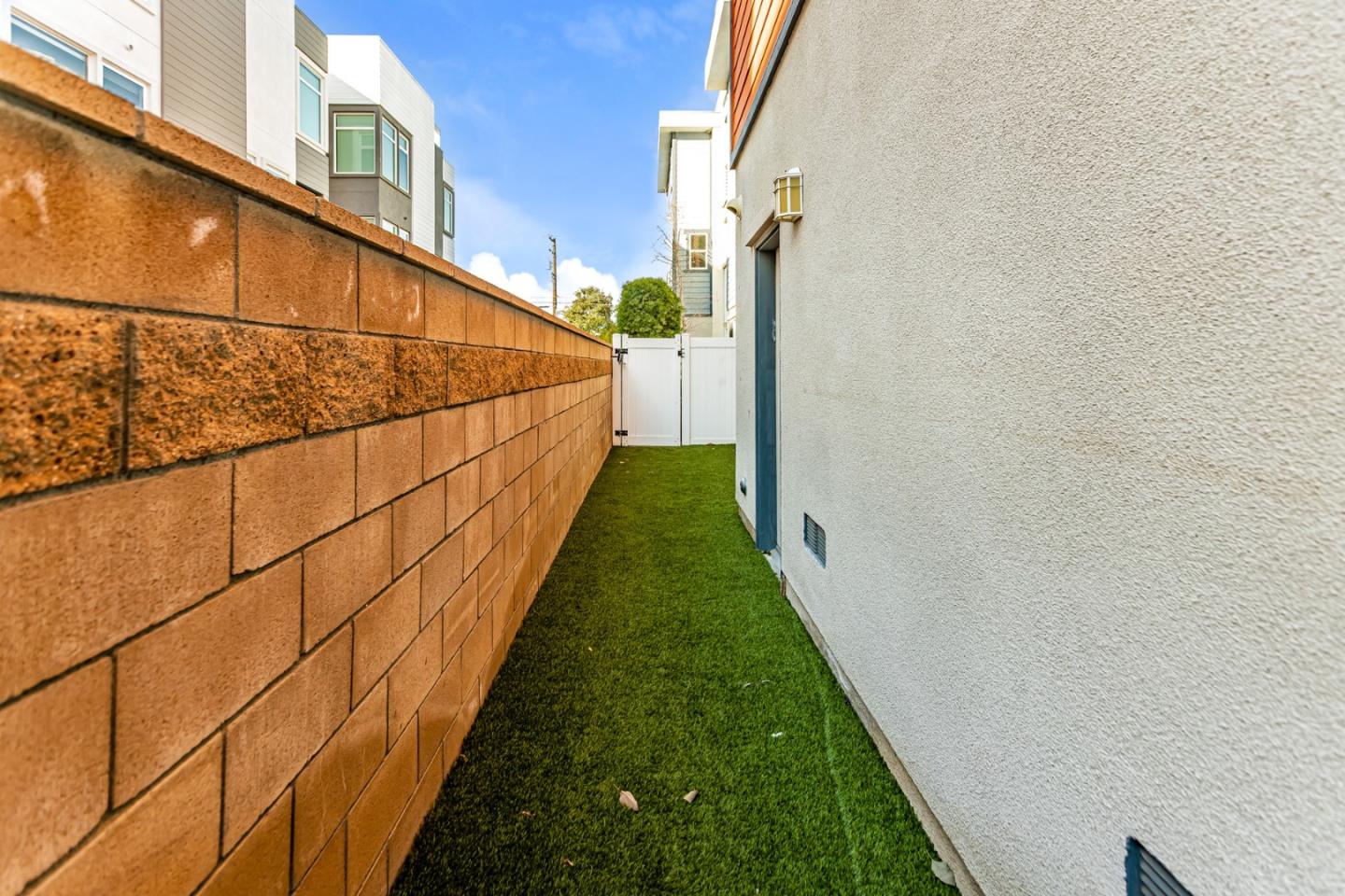 Detail Gallery Image 22 of 25 For 2070 Maple Ave #E,  Costa Mesa,  CA 92627 - 3 Beds | 2/2 Baths