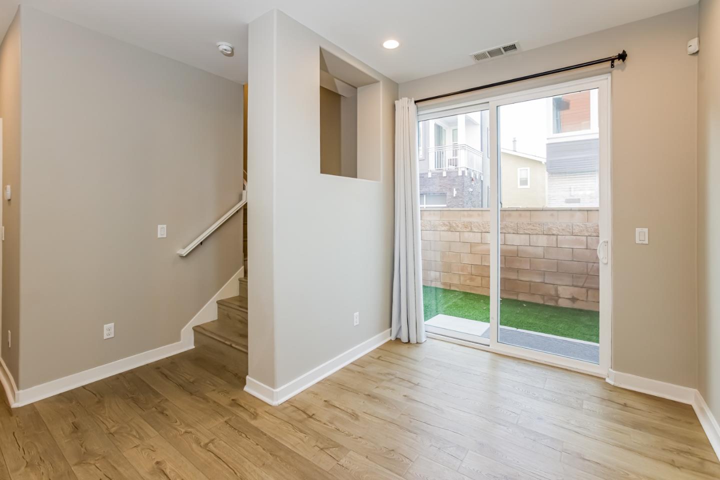 Detail Gallery Image 3 of 25 For 2070 Maple Ave #E,  Costa Mesa,  CA 92627 - 3 Beds | 2/2 Baths