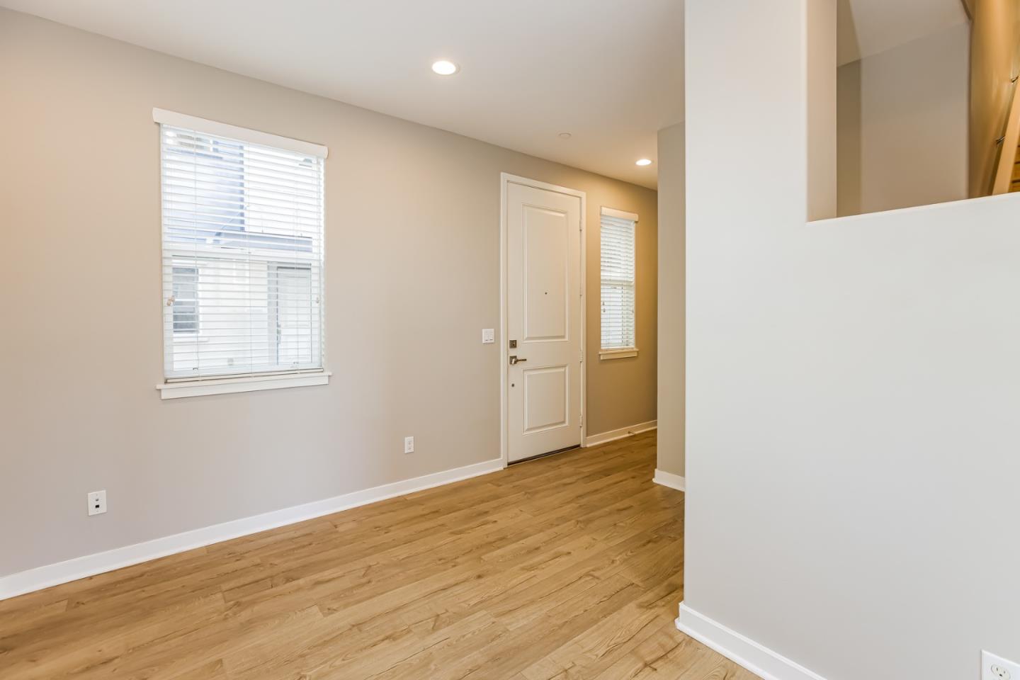 Detail Gallery Image 4 of 25 For 2070 Maple Ave #E,  Costa Mesa,  CA 92627 - 3 Beds | 2/2 Baths