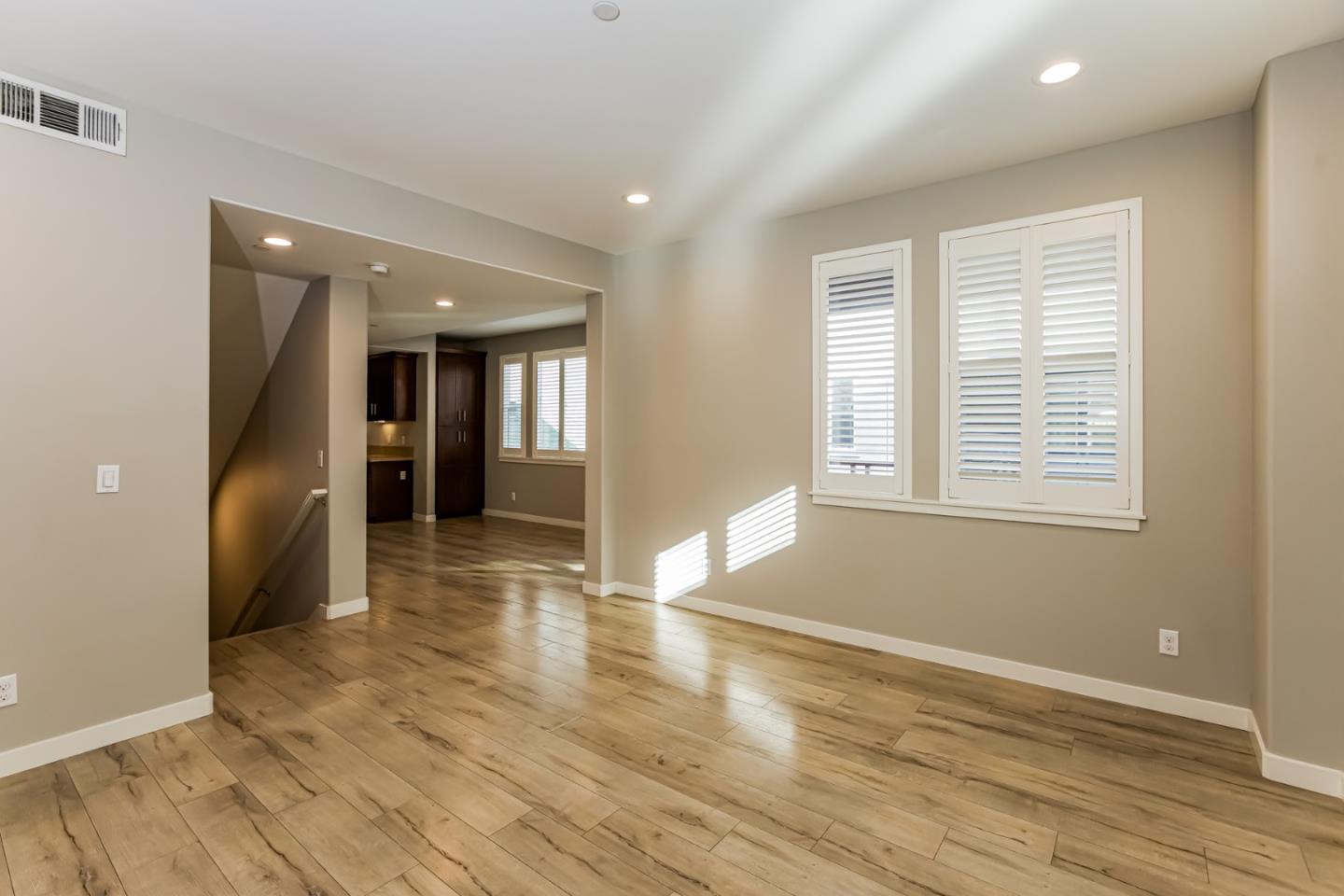Detail Gallery Image 5 of 25 For 2070 Maple Ave #E,  Costa Mesa,  CA 92627 - 3 Beds | 2/2 Baths