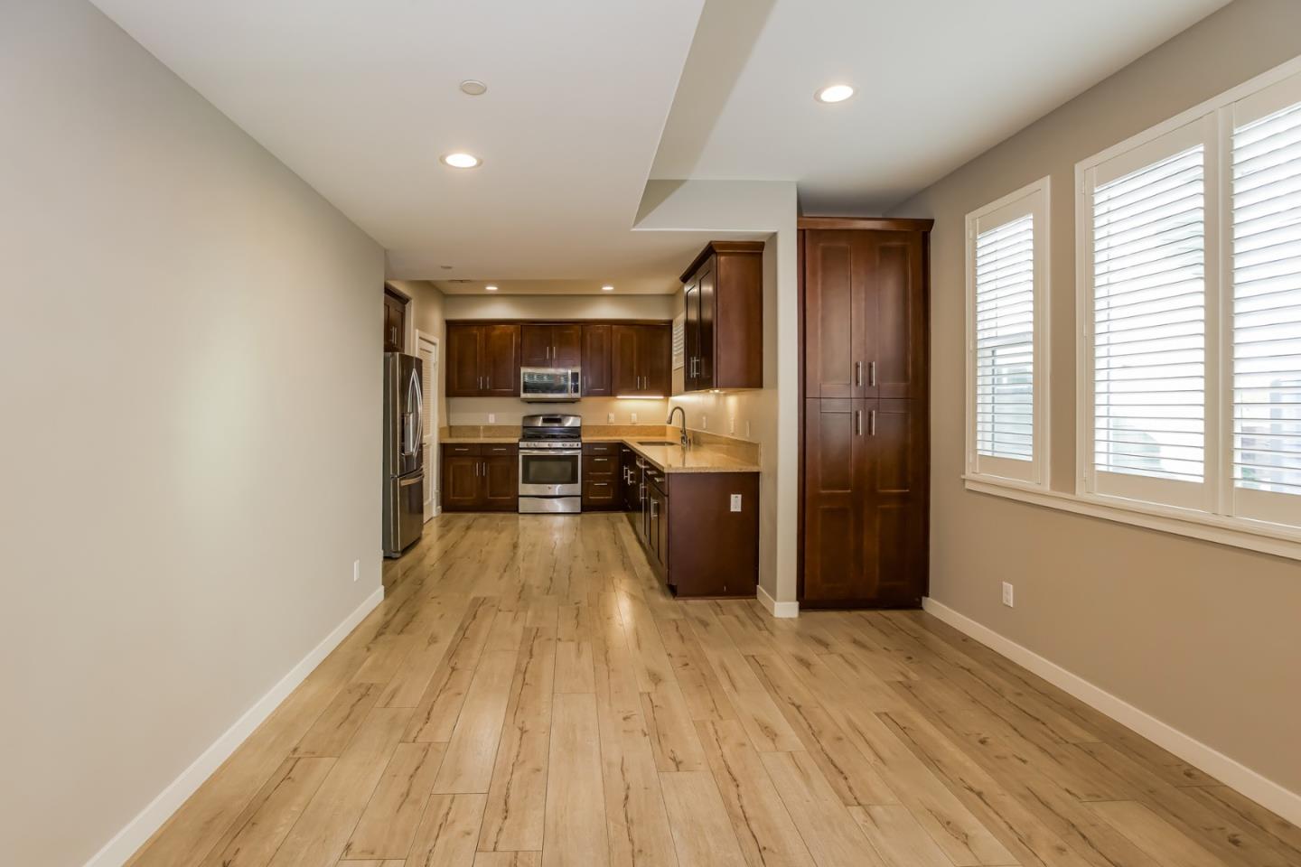 Detail Gallery Image 6 of 25 For 2070 Maple Ave #E,  Costa Mesa,  CA 92627 - 3 Beds | 2/2 Baths