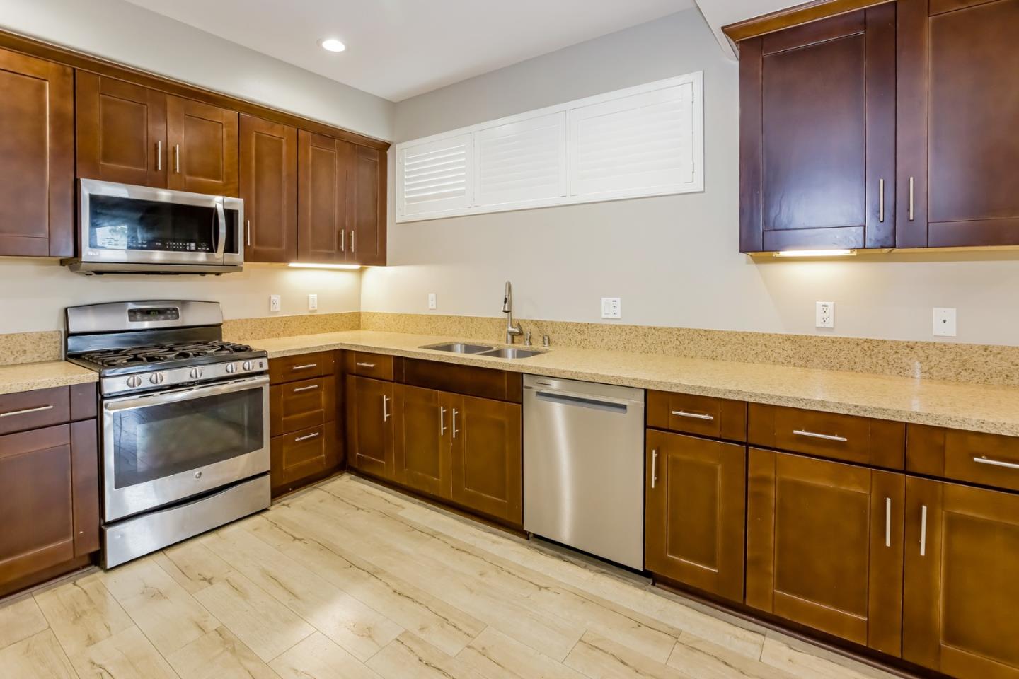 Detail Gallery Image 7 of 25 For 2070 Maple Ave #E,  Costa Mesa,  CA 92627 - 3 Beds | 2/2 Baths