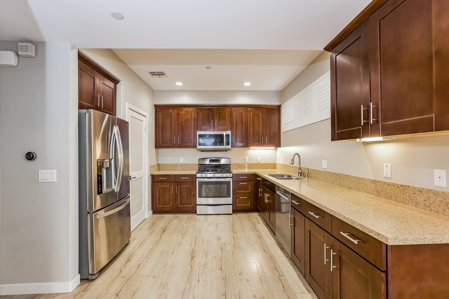 Detail Gallery Image 9 of 25 For 2070 Maple Ave #E,  Costa Mesa,  CA 92627 - 3 Beds | 2/2 Baths