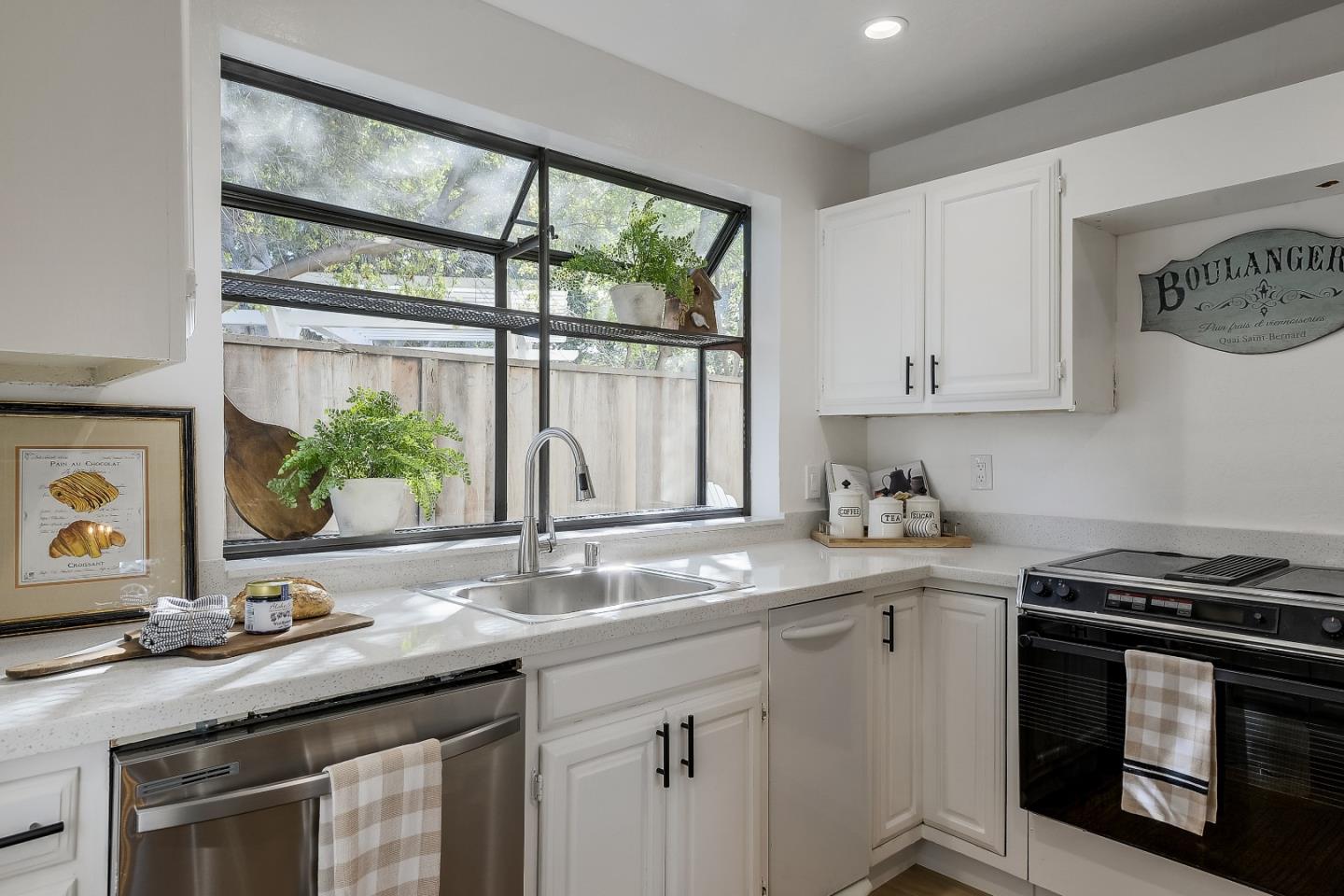 Detail Gallery Image 13 of 30 For 172 Hawthorne Ave, Los Altos,  CA 94022 - 3 Beds | 2 Baths