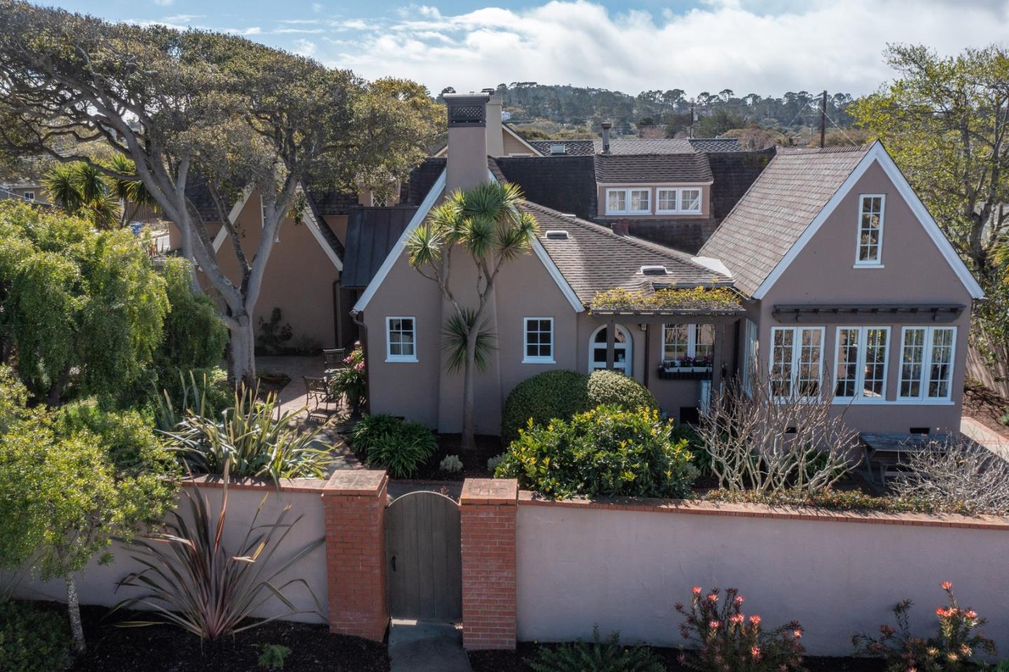 Photo of 402 4th St in Pacific Grove, CA
