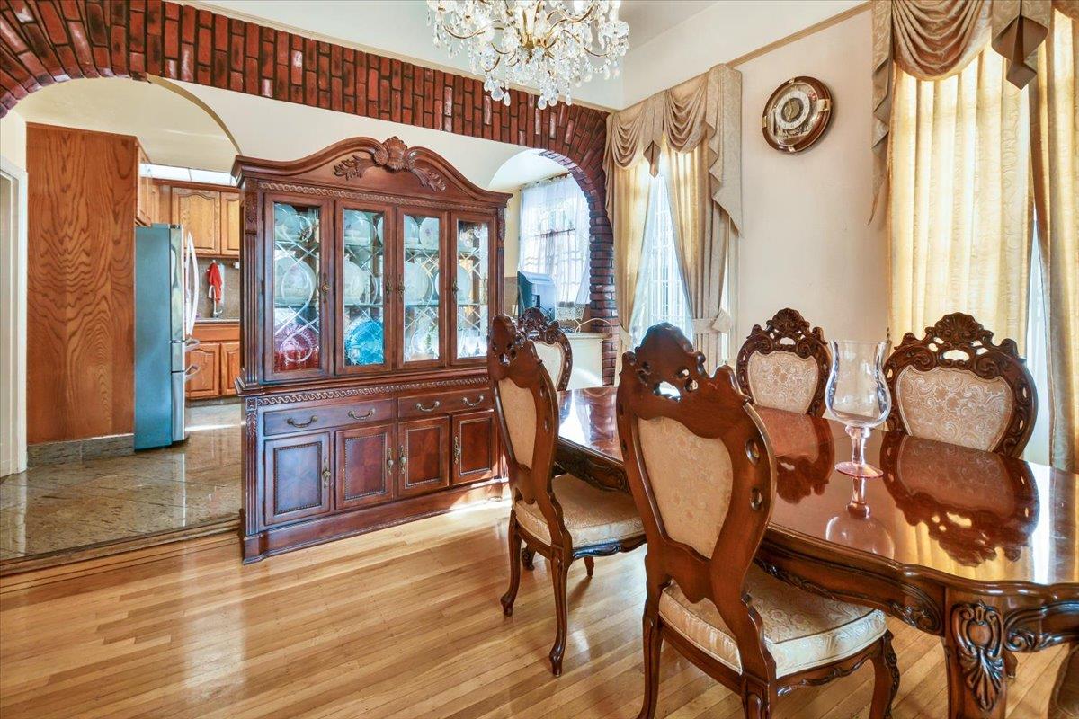 Detail Gallery Image 8 of 39 For 835 Alabama St, San Francisco,  CA 94110 - 4 Beds | 2 Baths
