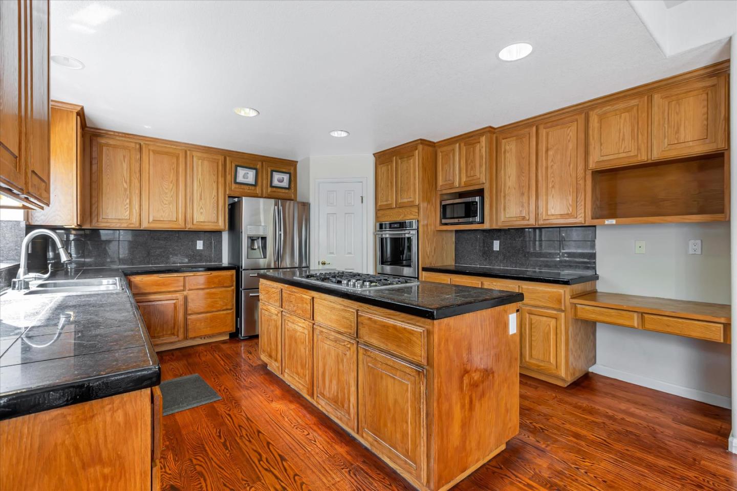 Detail Gallery Image 12 of 26 For 3359 Newton Dr, Mountain View,  CA 94040 - 4 Beds | 2/1 Baths