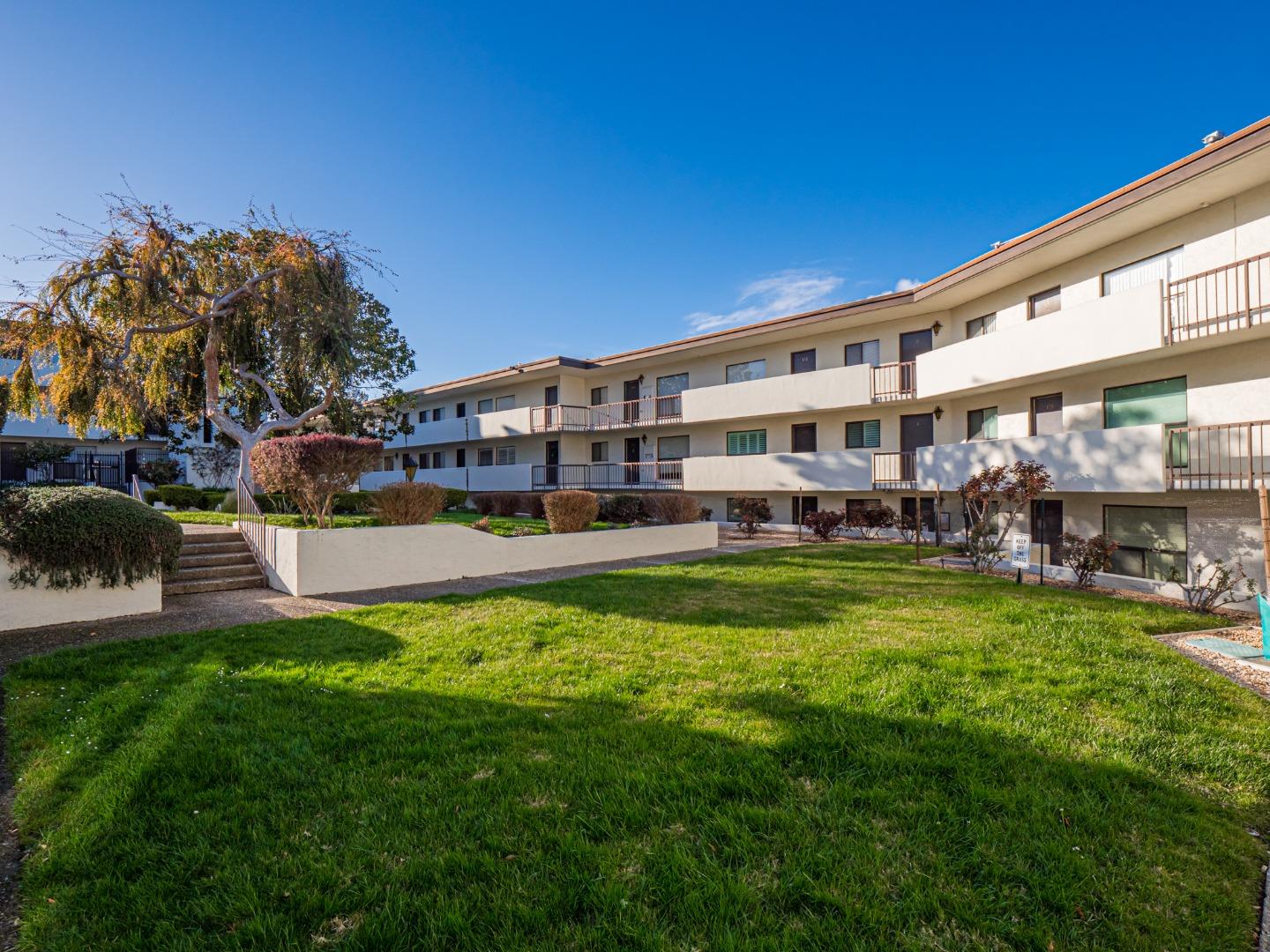Detail Gallery Image 1 of 1 For 500 Glenwood Cir #117,  Monterey,  CA 93940 - 2 Beds | 2 Baths