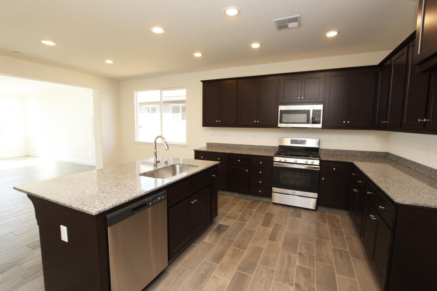 Detail Gallery Image 1 of 17 For 1137 Pearl Dr #1-14,  Los Banos,  CA 93635 - 4 Beds | 2 Baths