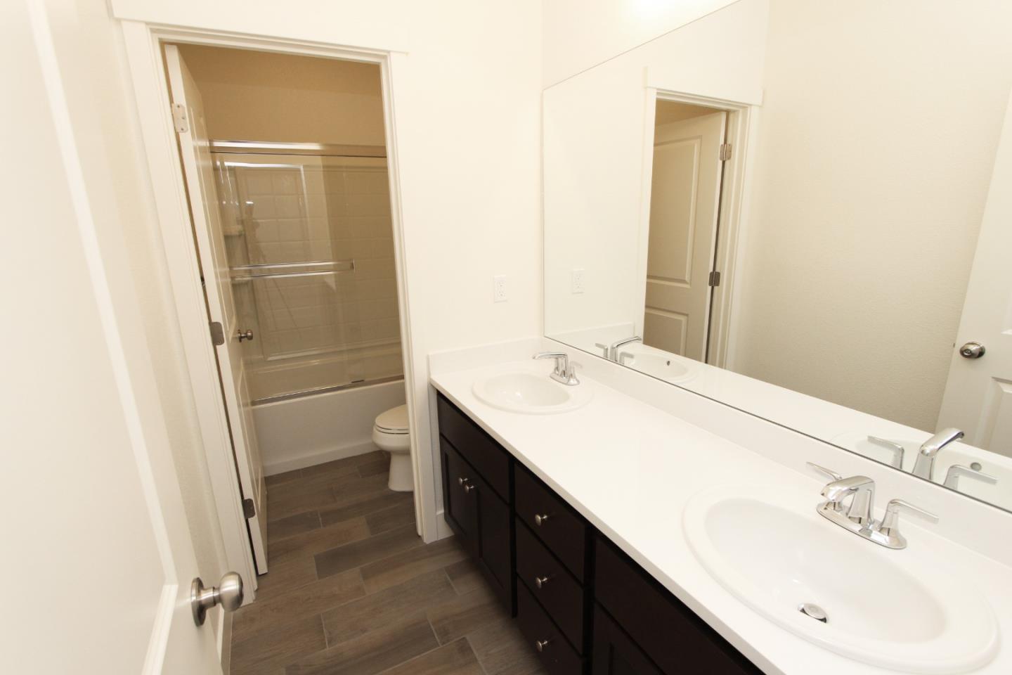 Detail Gallery Image 4 of 17 For 1137 Pearl Dr #1-14,  Los Banos,  CA 93635 - 4 Beds | 2 Baths