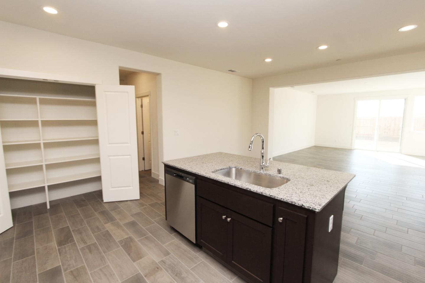Detail Gallery Image 9 of 17 For 1137 Pearl Dr #1-14,  Los Banos,  CA 93635 - 4 Beds | 2 Baths
